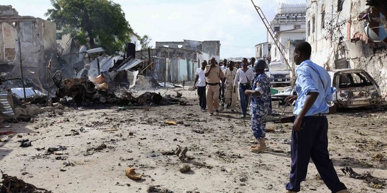 3159591 3 d070 des policiers somaliens sur le lieu de 398033b1a9afea1feb085a11d42da0e9