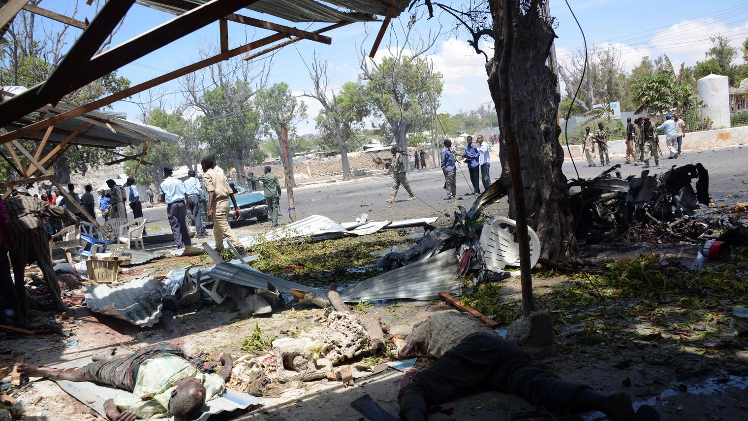 Des policiers sur les lieux d une explosion a la voiture piegee devant un cafe le 27 fevrier 2014 a mogadiscio en somalie 4800028